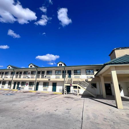 Oyo Garden Inn And Suites Pearsall I-35 East Zewnętrze zdjęcie