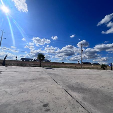 Oyo Garden Inn And Suites Pearsall I-35 East Zewnętrze zdjęcie