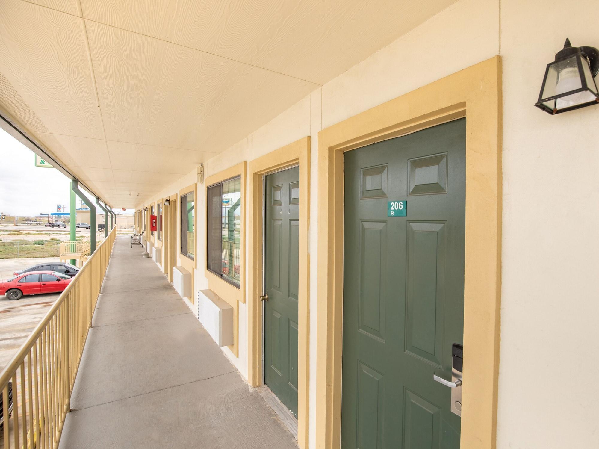 Oyo Garden Inn And Suites Pearsall I-35 East Zewnętrze zdjęcie