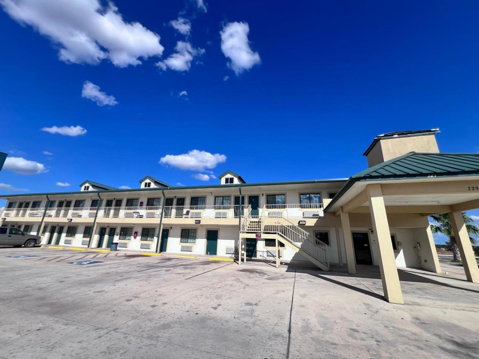 Oyo Garden Inn And Suites Pearsall I-35 East Zewnętrze zdjęcie