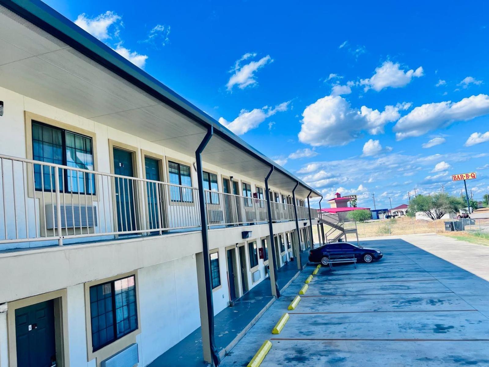 Oyo Garden Inn And Suites Pearsall I-35 East Zewnętrze zdjęcie