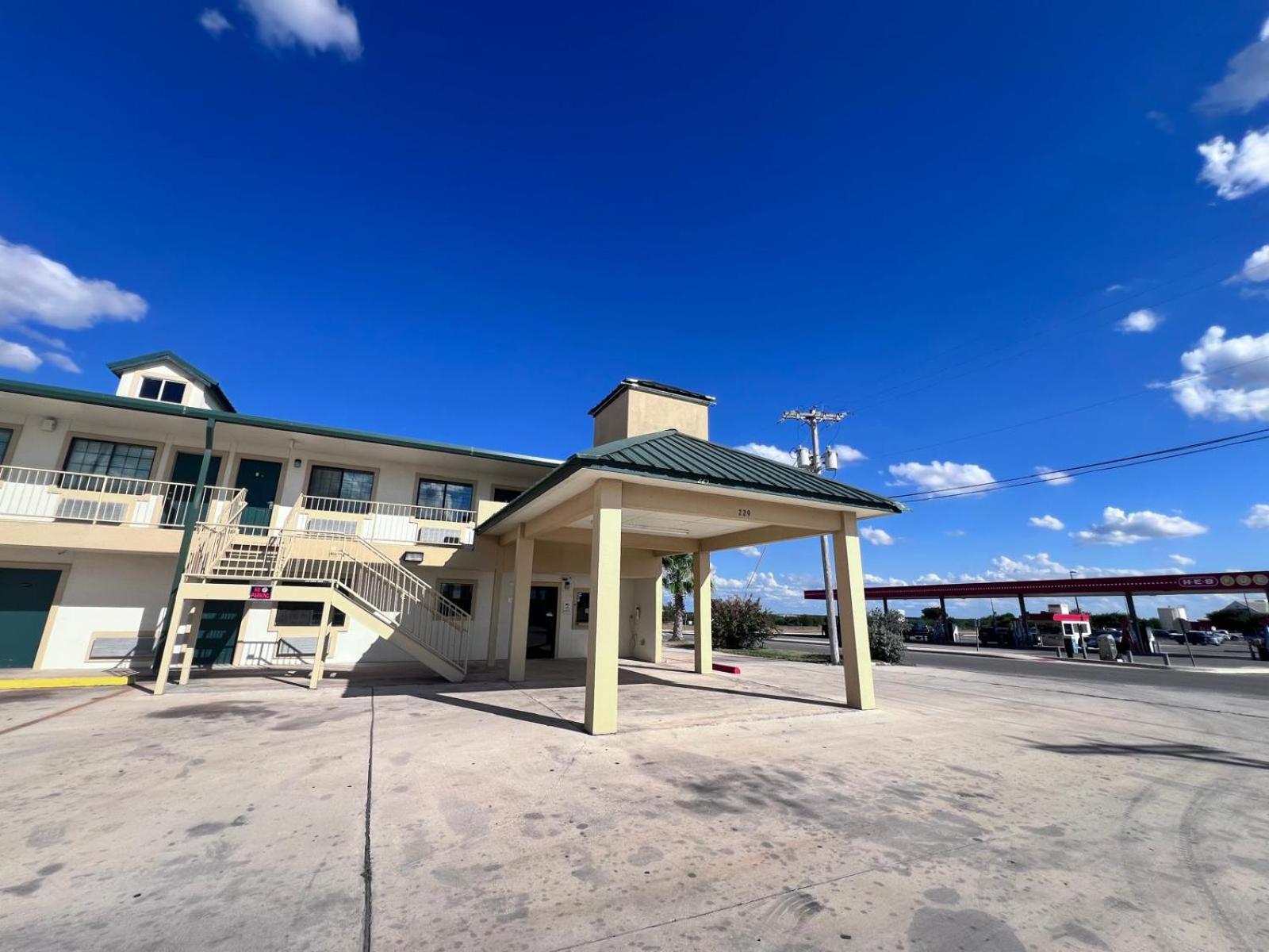 Oyo Garden Inn And Suites Pearsall I-35 East Zewnętrze zdjęcie